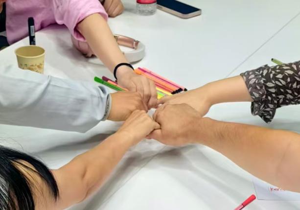 组员握拳合影